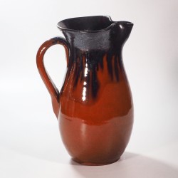 Brązowy ceramiczny dzbanek