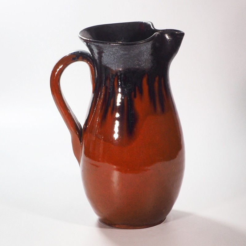 Brązowy ceramiczny dzbanek