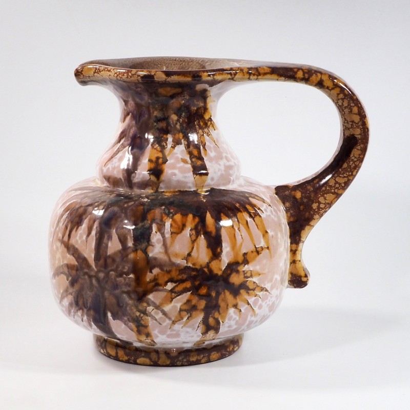 Brązowy ceramiczny dzban wazon
