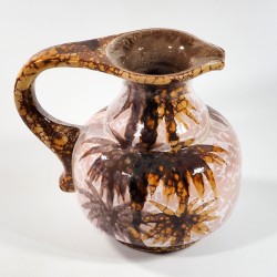 Brązowy ceramiczny dzban wazon