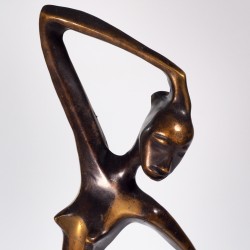 Figura kobiety z brązu
