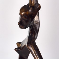 Figura kobiety z brązu