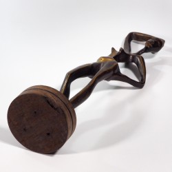 Figura kobiety z brązu
