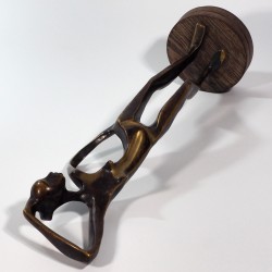 Figura kobiety z brązu