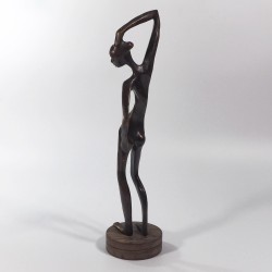 Figura kobiety z brązu