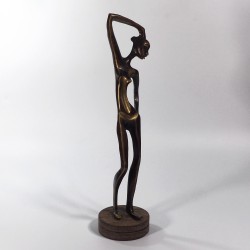 Figura kobiety z brązu