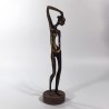 Figura kobiety z brązu