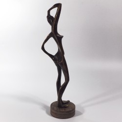 Figura kobiety z brązu