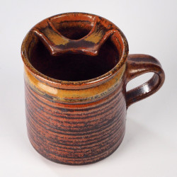 Ceramiczny kubek z wąsem dla leworęcznych