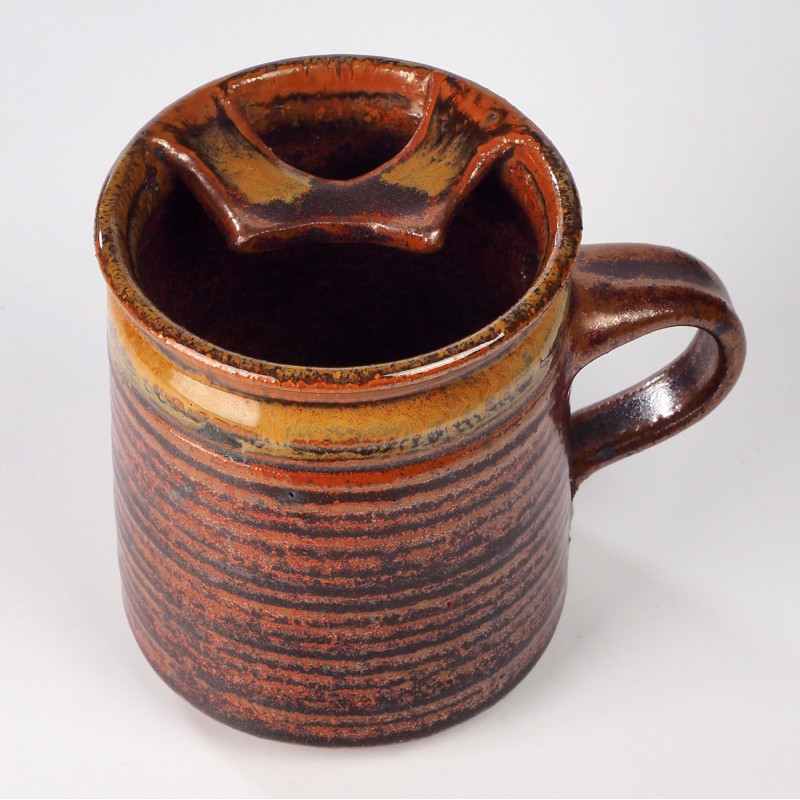 Ceramiczny kubek z wąsem dla leworęcznych