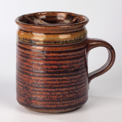 Ceramiczny kubek z wąsem dla leworęcznych