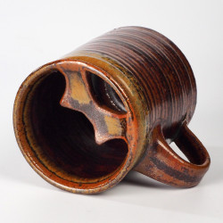 Ceramiczny kubek z wąsem dla leworęcznych