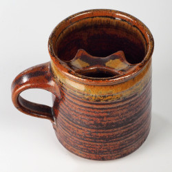 Ceramiczny kubek z wąsem dla leworęcznych