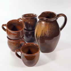 Brązowy zestaw ceramiczny dzbanek kubki