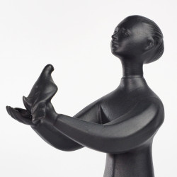 Figurka kobiety z gołębiem Peace black basalt Royal Doulton