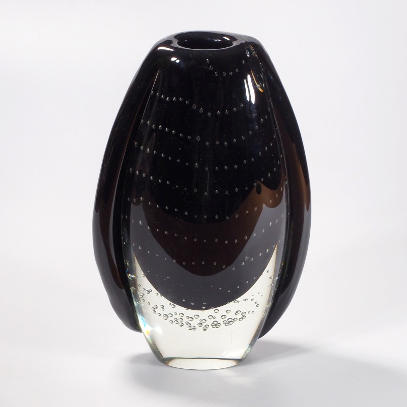Czarny wazon Pavel Juda Atelier Beranek