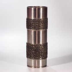 Stalowy wazon Brutalist