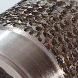 Stalowy wazon Brutalist