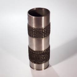 Stalowy wazon Brutalist